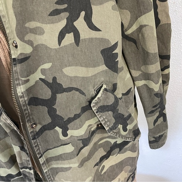 ✨ Forever 21 Camo Print Hooded Cargo Utility Jacket Olive Army Green Size Small - Picture 3 of 7